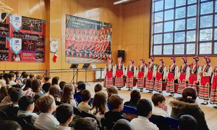 Традиции и фолклор за най-малките на коледните образователни концерти на ФА „Тракия“